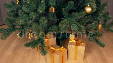 绿色圣诞树下的礼品盒。 棕色礼品盒立在地板上。 圣诞前夜庆祝节日。 家庭